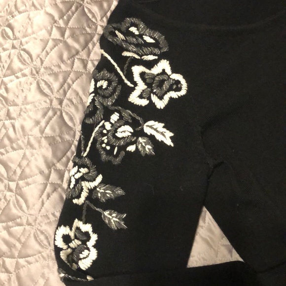 Sweater dress with embroidered sleeves detail - Picture 3 of 5